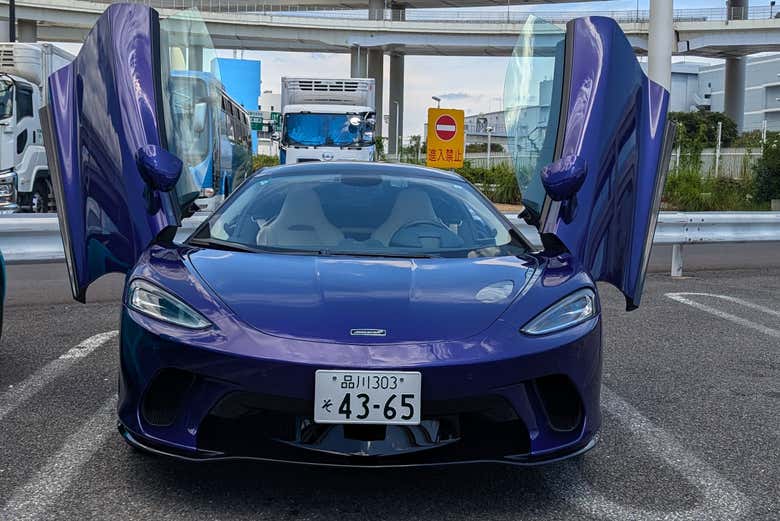 Un McLaren GT con las puertas abiertas