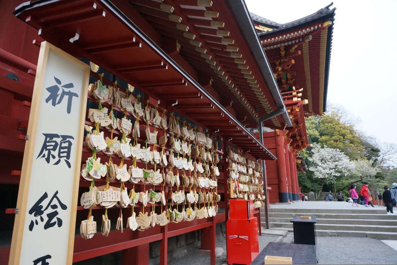 Enjoying a visit to the Tsurugaoka Hachiman-gū temple