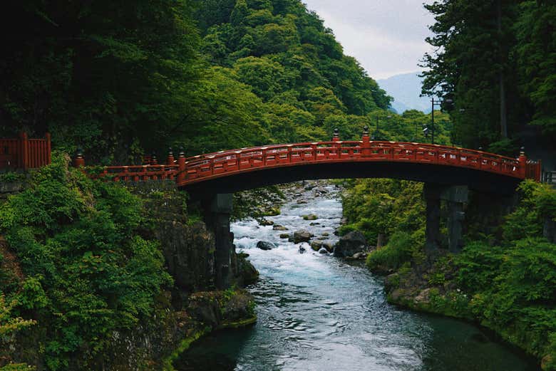 Le pont Shinkyo offre un constraste dans le paysage