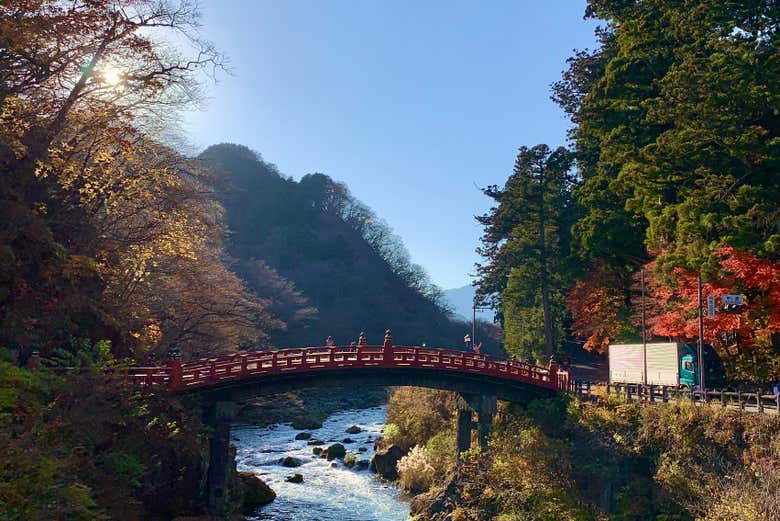 El puente Shinkyo sobre las aguas sagradas del río Daiya