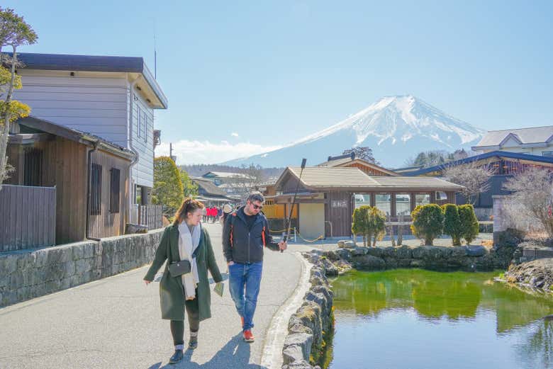 Dos personas caminando por el pintoresco pueblo de Oshino