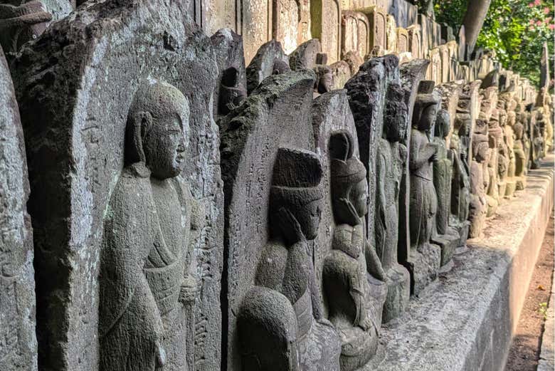 Estatuas budistas en el parque Shakujii