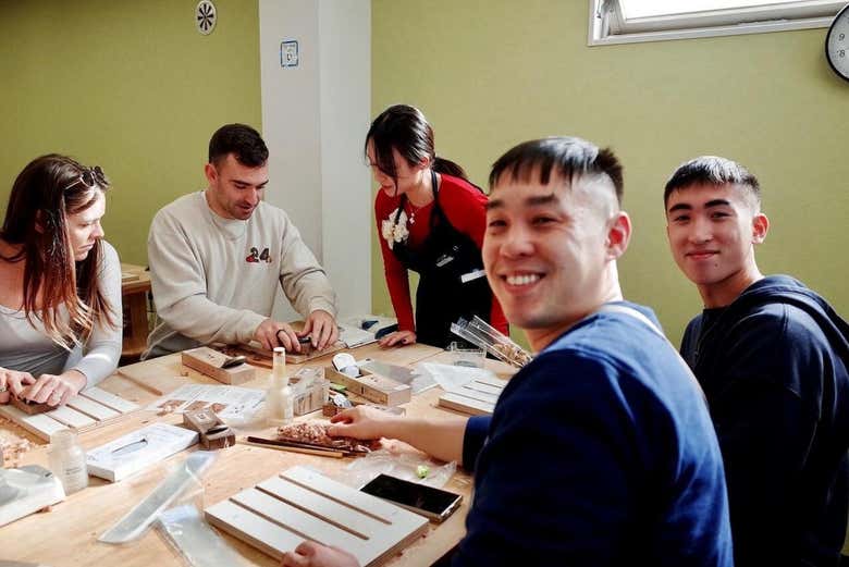 Disfrutando del taller de palillos con familia y amigos