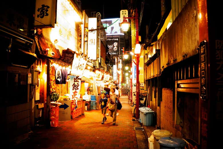 Podréis conocer el ambiente nocturno de Shinjuku