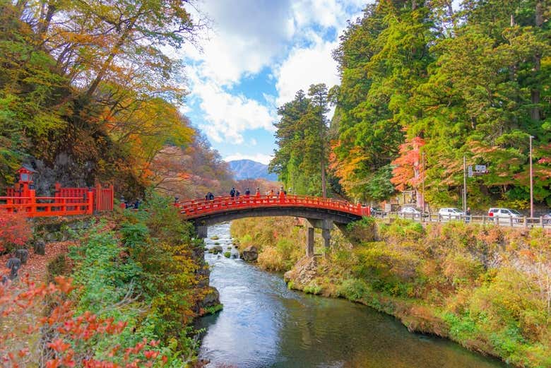 Puente Shinkyo en Nikko con densa vegetación alrededor