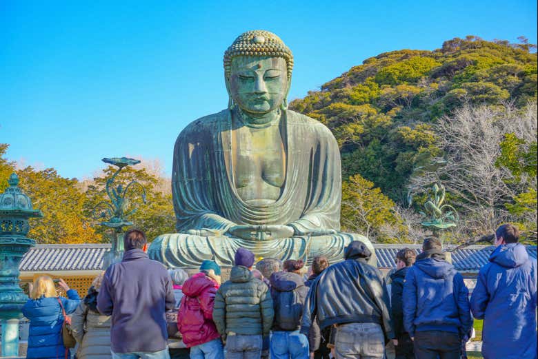 Turistas admirando el Gran Buda de Kamakura