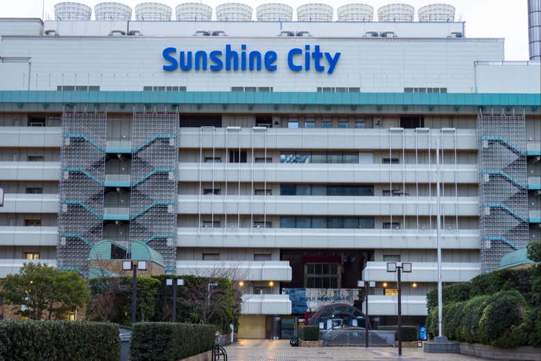 O gigantesco centro comercial Sunshine City