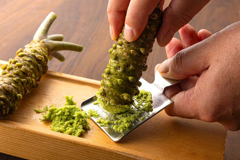Grattugiando il wasabi fresco