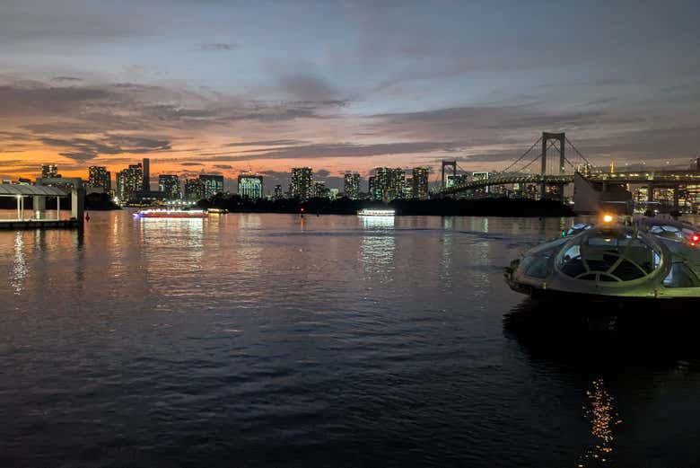 A baía de Tóquio ao pôr do sol