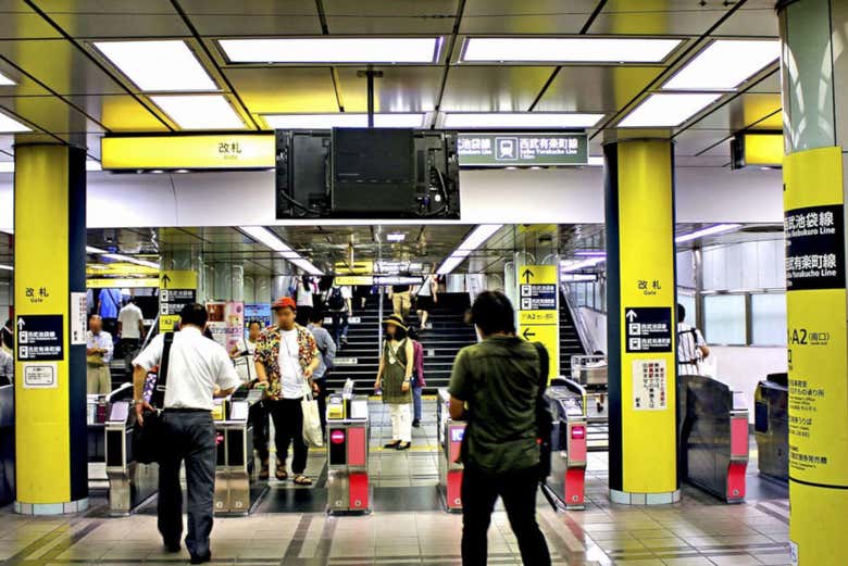 Entrando no metrô de Tóquio