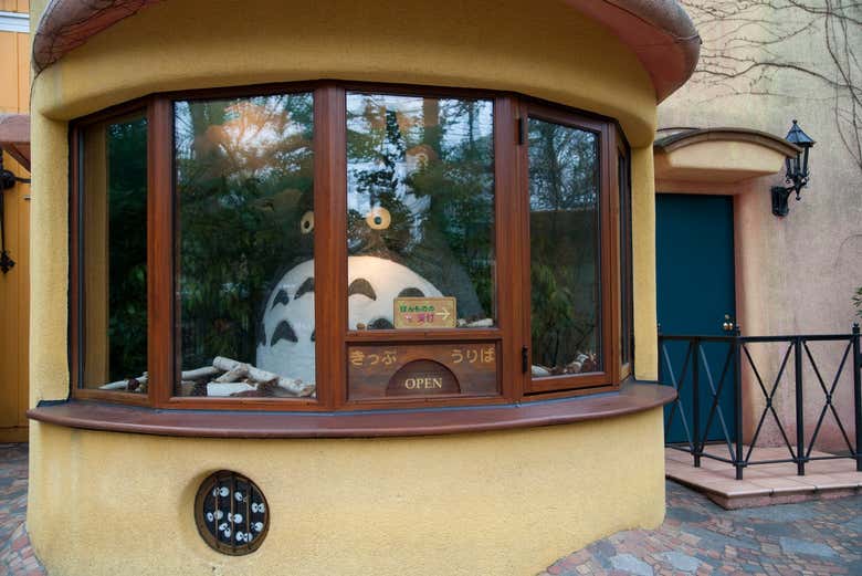 Totoro os da la bienvenida al Museo Ghibli