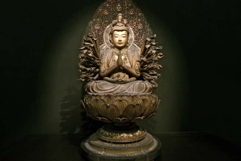 Escultura de Buda de oro