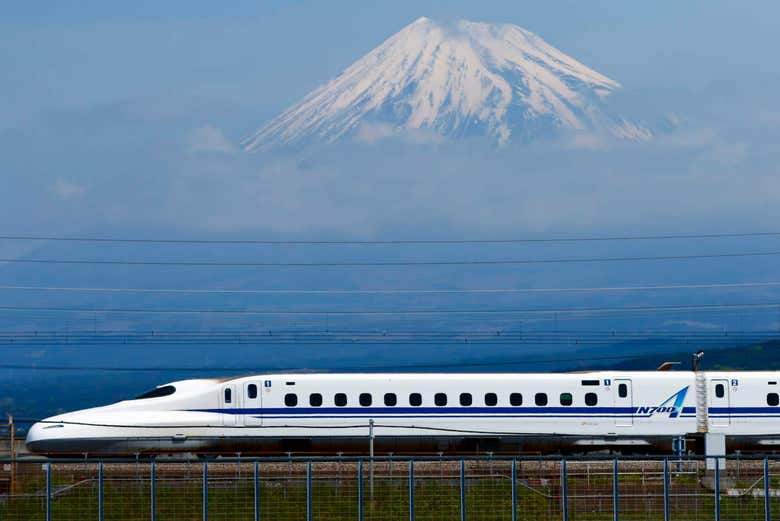 Train devant le Mont Fuji