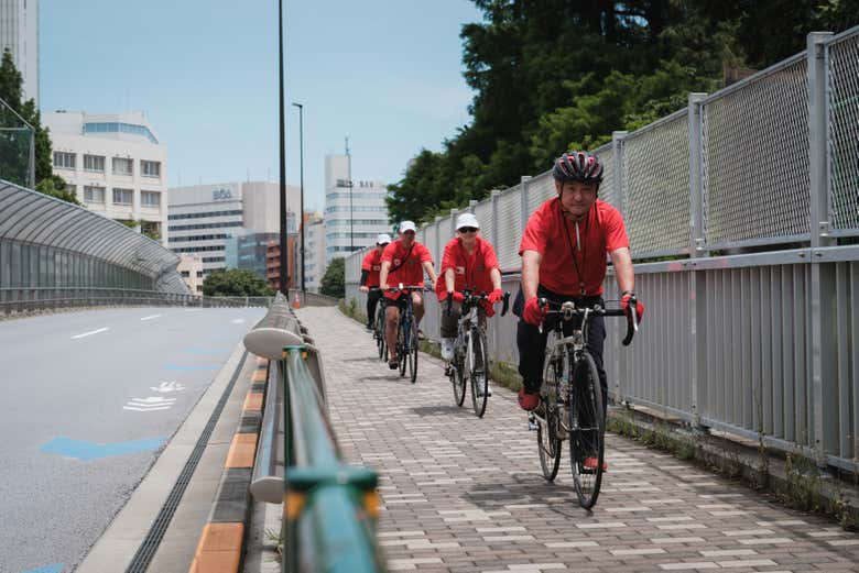 Pedalando por uma rua em Tóquio