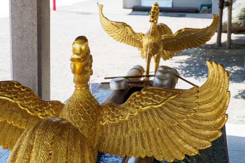Decoração de pássaros de ouro no templo Tomioka Hachimangu