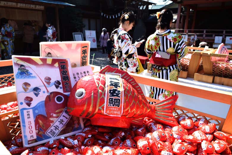 Recorriendo el santuario Hikawa-jinja