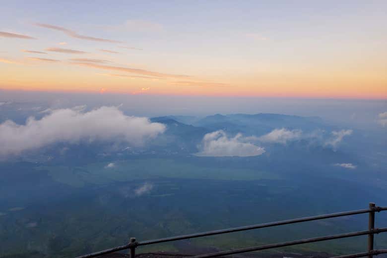 L'horizon est brouillé entre les nuages et l'altitude