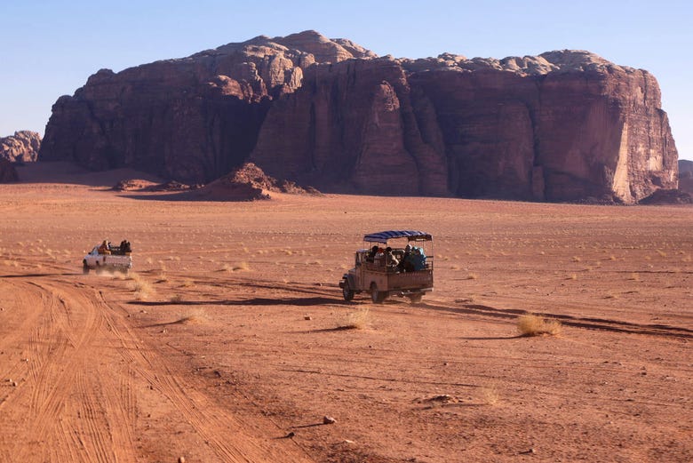 Recorriendo en jeep el desierto de Wadi Rum