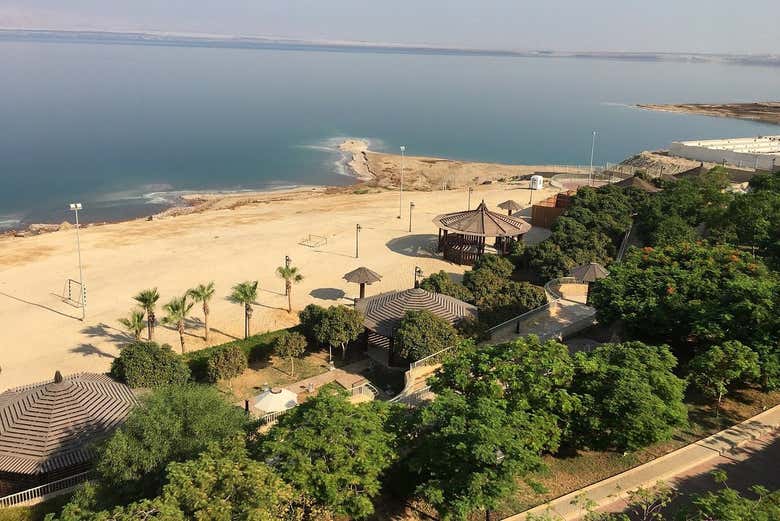 El hotel cuenta con acceso directo y privado al Mar Muerto