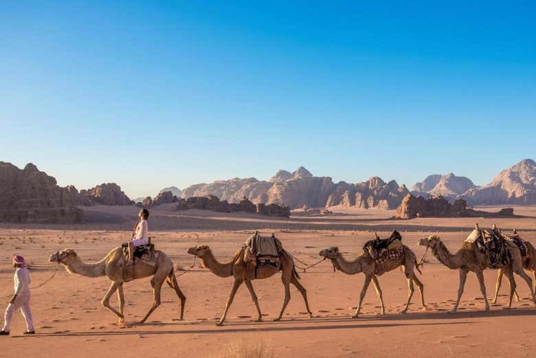 Explorando o deserto de Wadi Rum