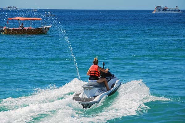 Conduisez un jet-ski