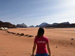Civitatis recorriendo el desierto