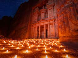 Petra de noche