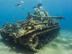 Tanque sumergido en el Mar Rojo