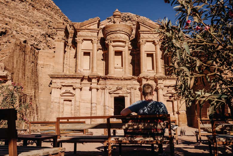 Un turista ammira l'architettura del monumento