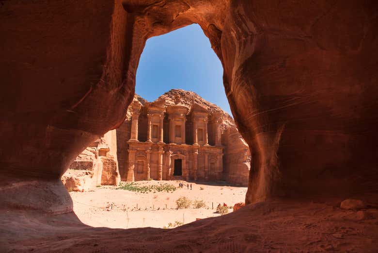 Gli edifici di Petra visti da un cunicolo