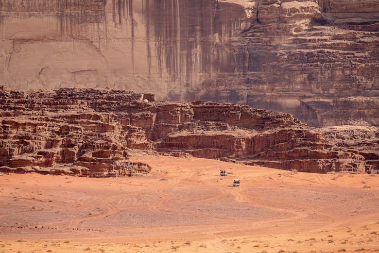 Explorando o deserto de Wadi Rum de 4x4