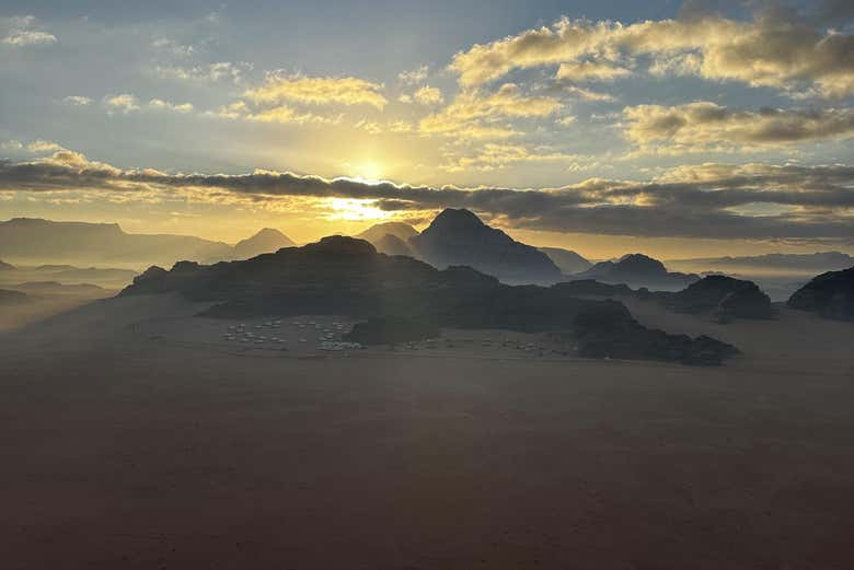 Paisaje de Wadi Rum desde el aire al amanecer