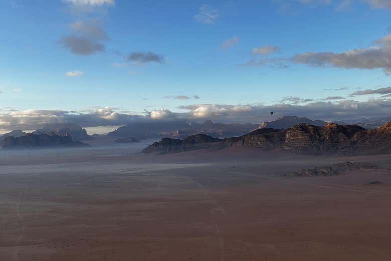 Vamos fazer um passeio de balão sobre o deserto?