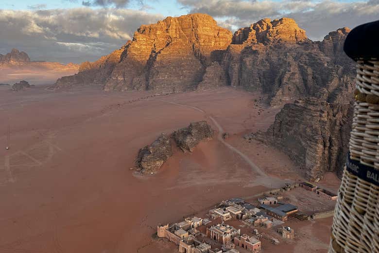 Os penhascos rochosos de Wadi Rum vistos do balão