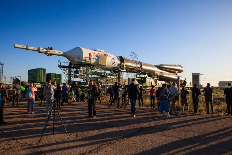 Contemplando el traslado del cohete