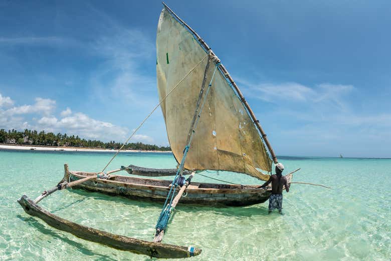 Barca típica en la playa de Diani