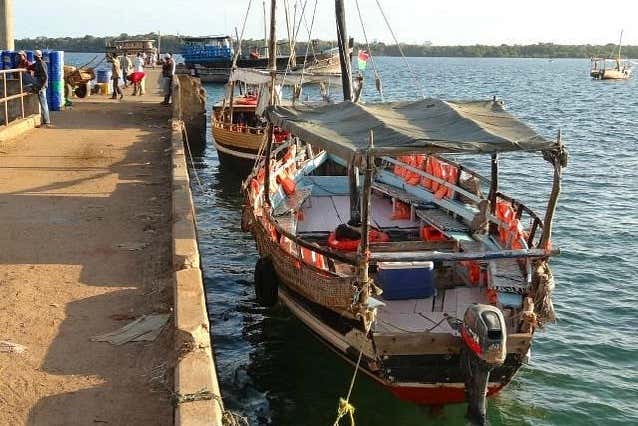Navigando a bordo di un dhow