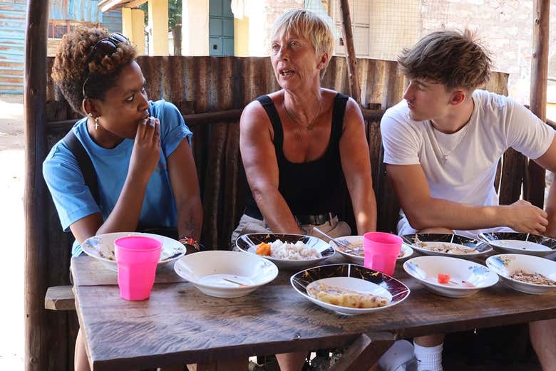 Tre persone sedute a un tavolo