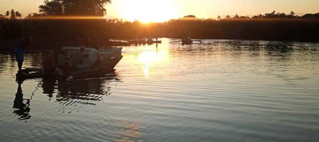 Paseo en canoa por el río Congo al atardecer