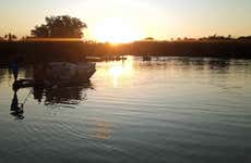 Paseo en canoa por el río Congo al atardecer