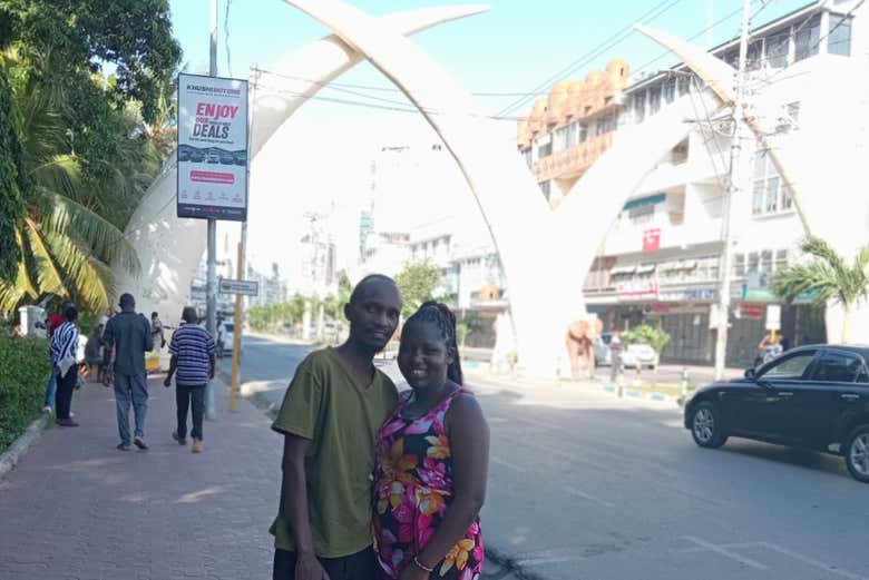 Posando ante el Mombasa Tusks