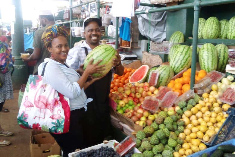 Visitando un mercado de frutas Mombasa