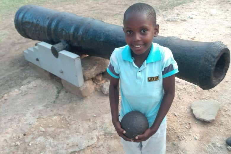 Junto a uno de los antiguos cañones del fuerte