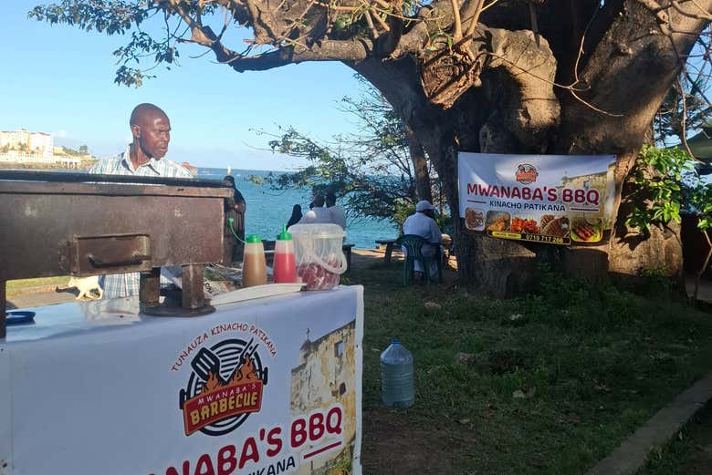 Un puesto de comida callejera