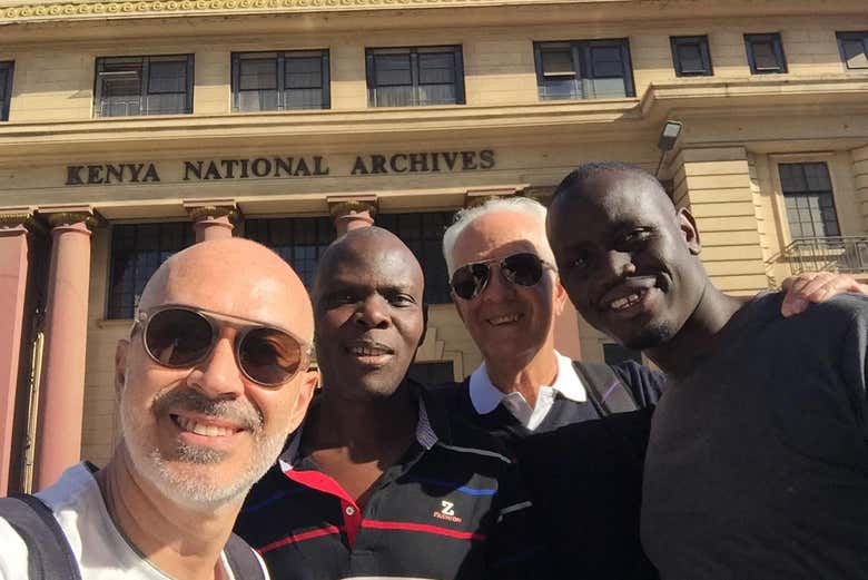 Foto frente al edificio de los Archivos Nacionales de Nairobi