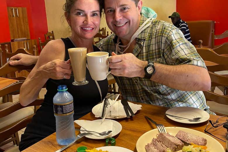 Una pareja brindando con una bebida 