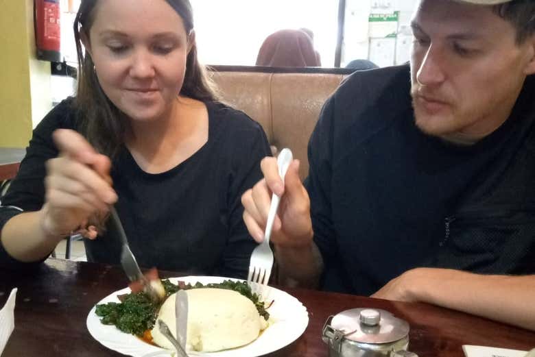Una pareja probando un plato tradicional de Kenia
