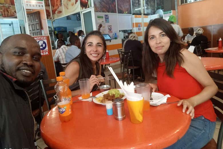 Sentados a la mesa probando platos tradicionales de Nairobi