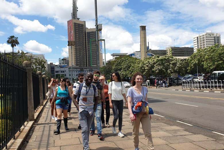 Un grupo de turistas realizando la visita guiada por Nairobi