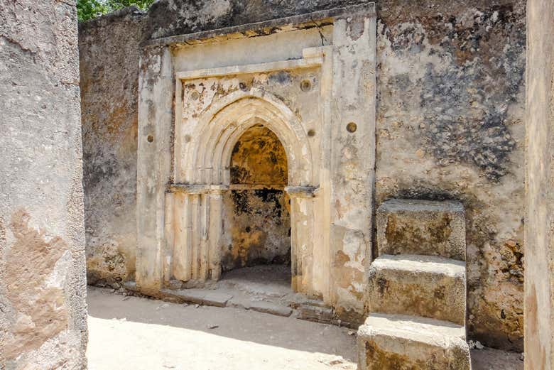 A door between the remains of the ruins of Gede